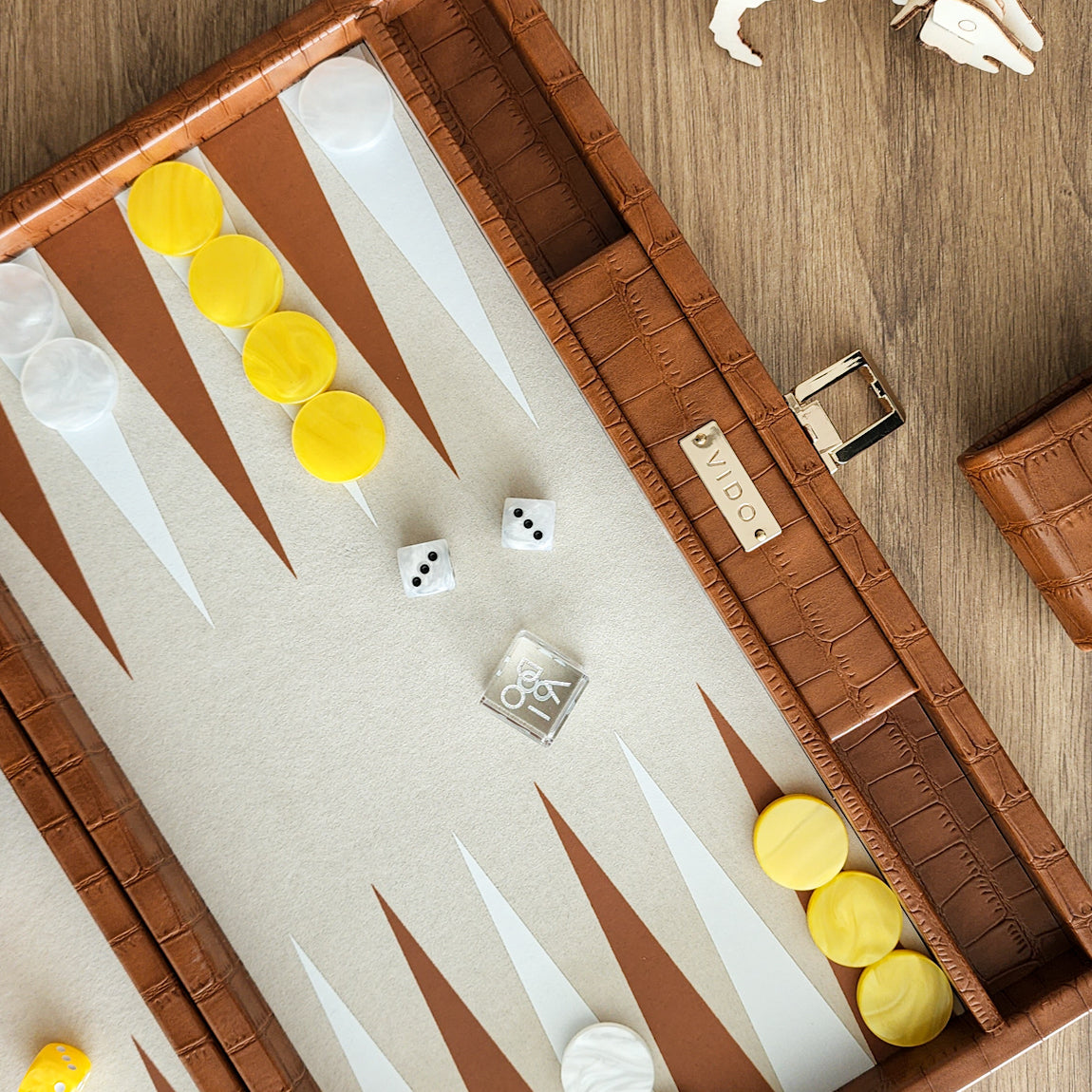 Backgammon Marron Medium 38cm en cuir vegan alligator avec pions de 29mm vido-backgammon.fr