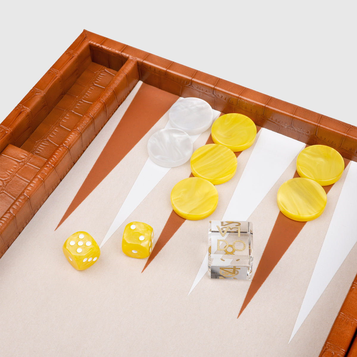 Backgammon Marron Medium 38cm en cuir vegan alligator avec pions de 29mm vido-backgammon.fr