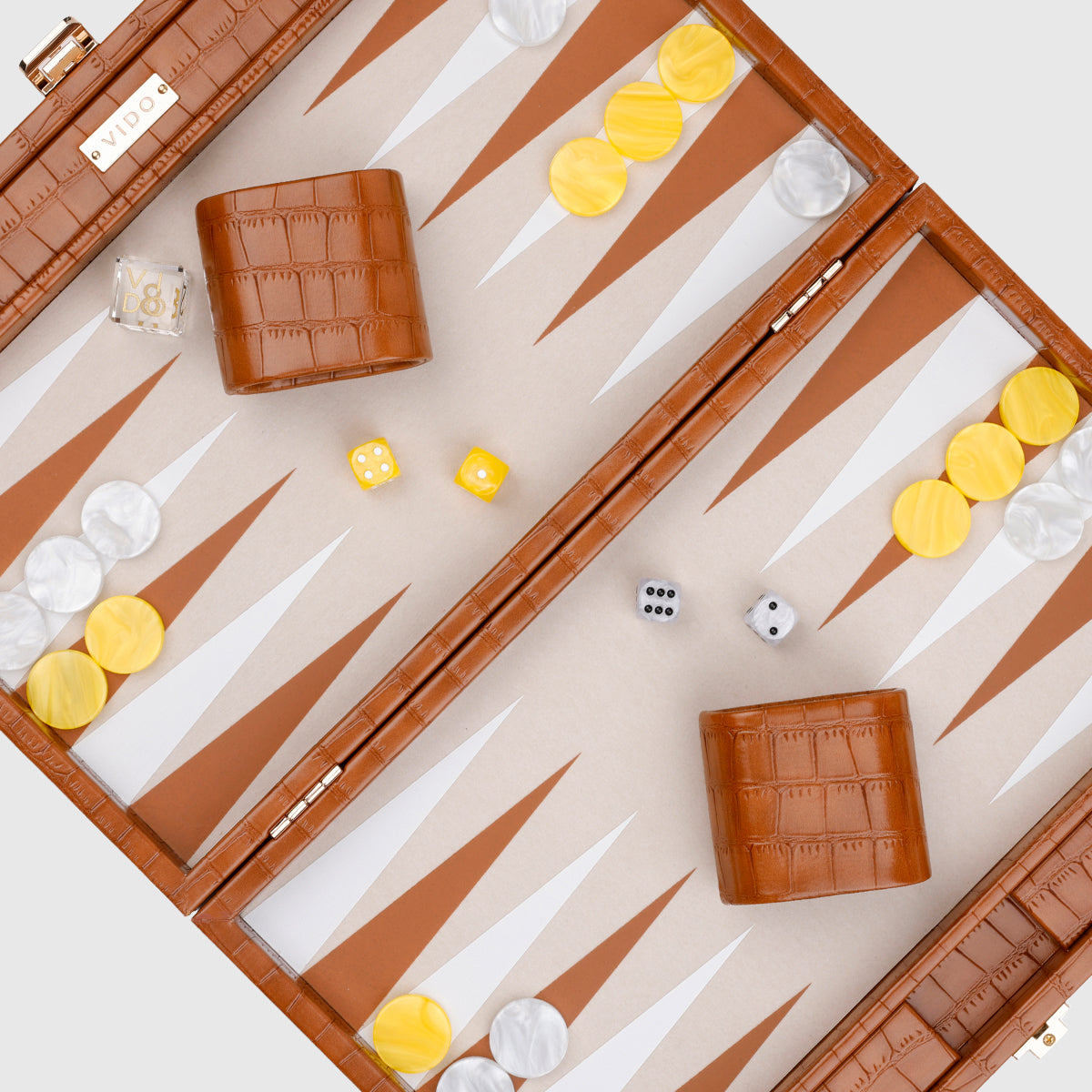 Backgammon Marron Medium 38cm en cuir vegan alligator avec pions de 29mm vido-backgammon.fr