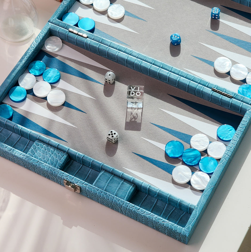 Backgammon De Lujo De 45.5 Cm Con Piel Simili Y Fieltro | Incluye Fichas Y Dados Nacarados, 2 Tazas Y Maletín Portátil
