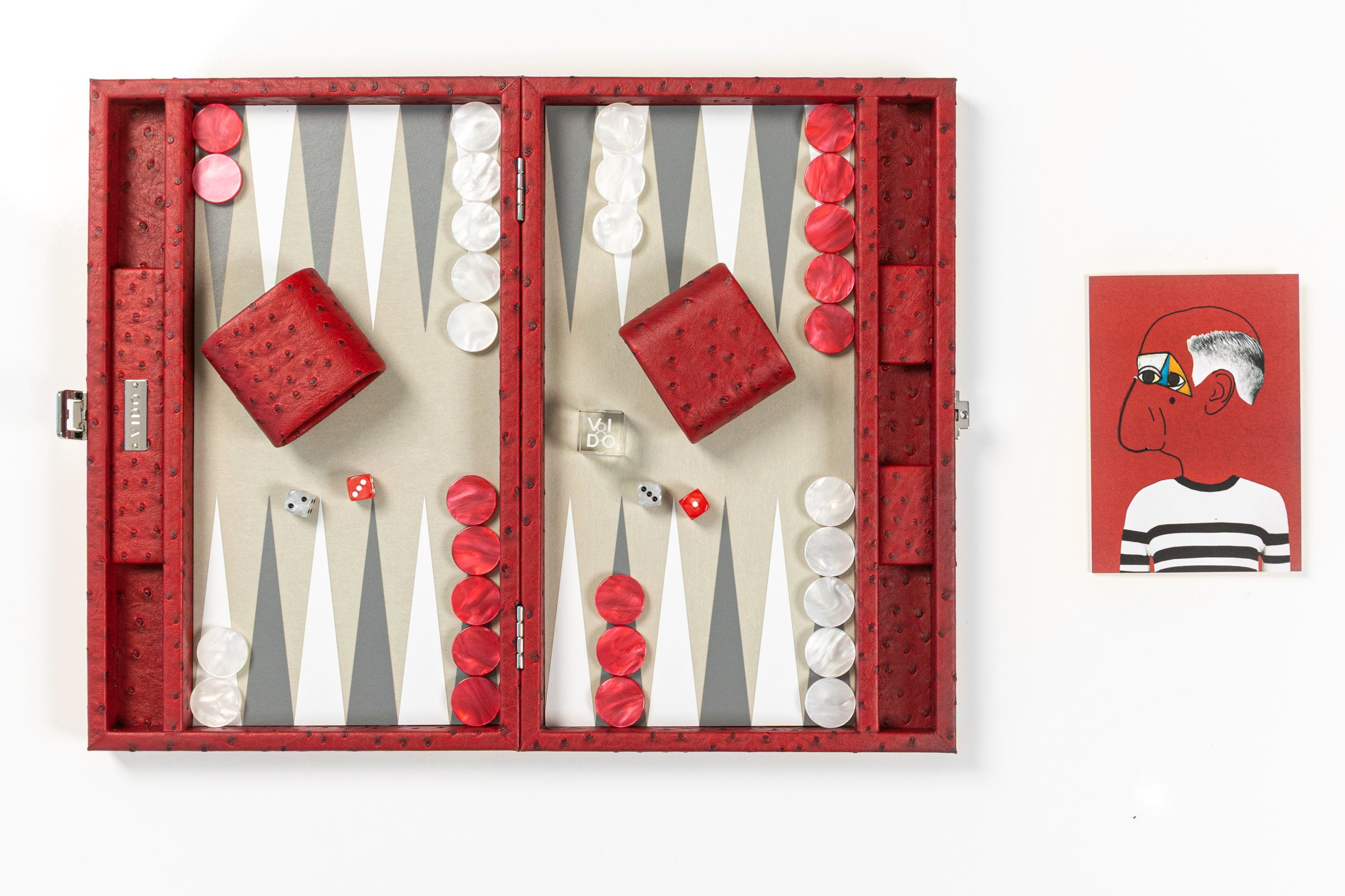 Un backgammon haut de gamme rouge carmin au motif peau d'autruche par VIDO