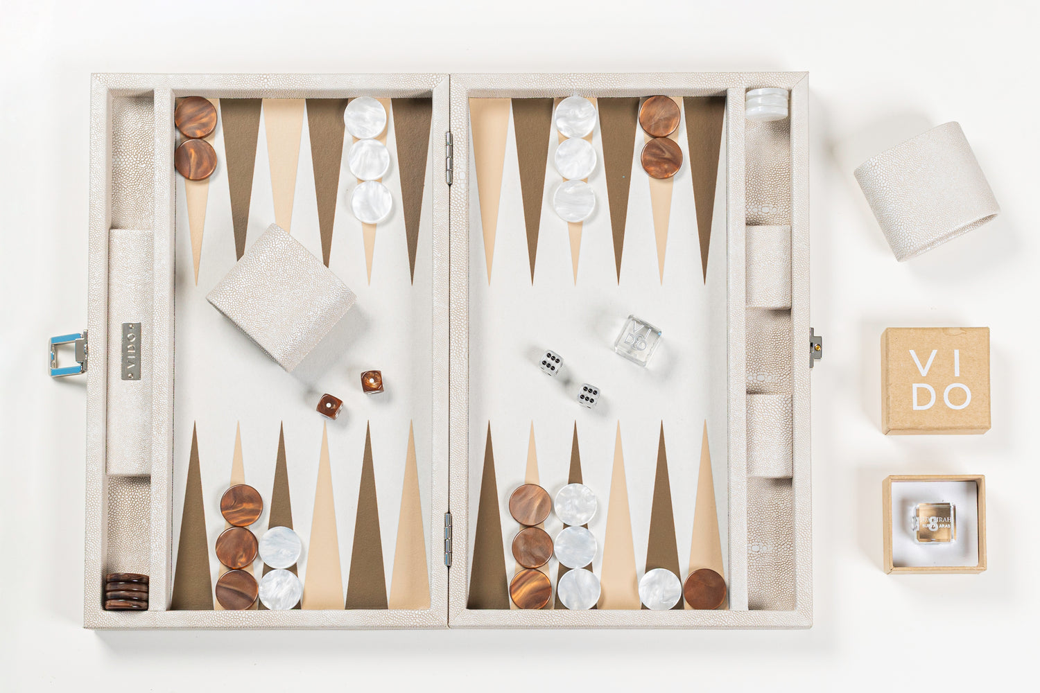 Backgammon de luxe VIDO Beige Galuchat avec pions blancs et marrons nacrés