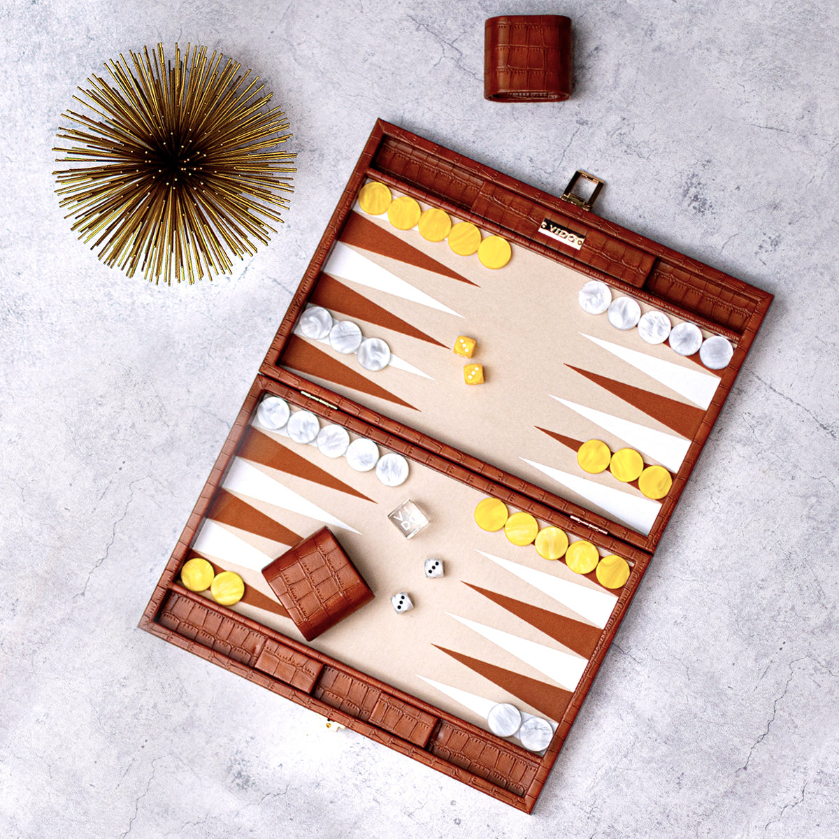 Backgammon Marron Medium 38cm en cuir vegan alligator avec pions de 29mm vido-backgammon.fr