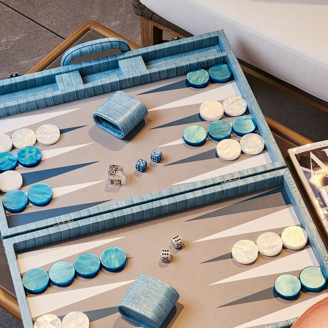 Backgammon mit blauem Alligator – groß